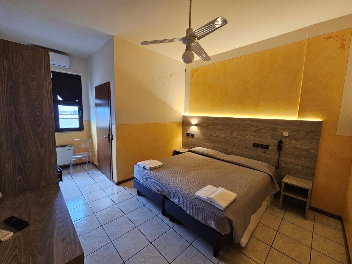 Hotel Euro Castegnato Bagian luar foto