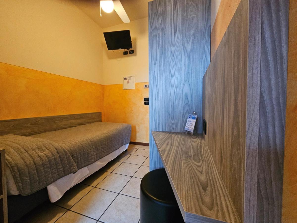 Hotel Euro Castegnato Bagian luar foto