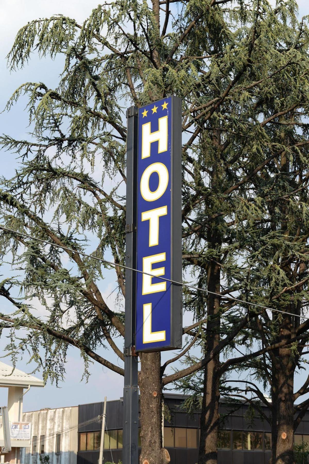 Hotel Euro Castegnato Bagian luar foto